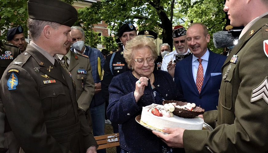 U.S. Soldiers 'Return' Cake To Italian Woman For 90th Birthday